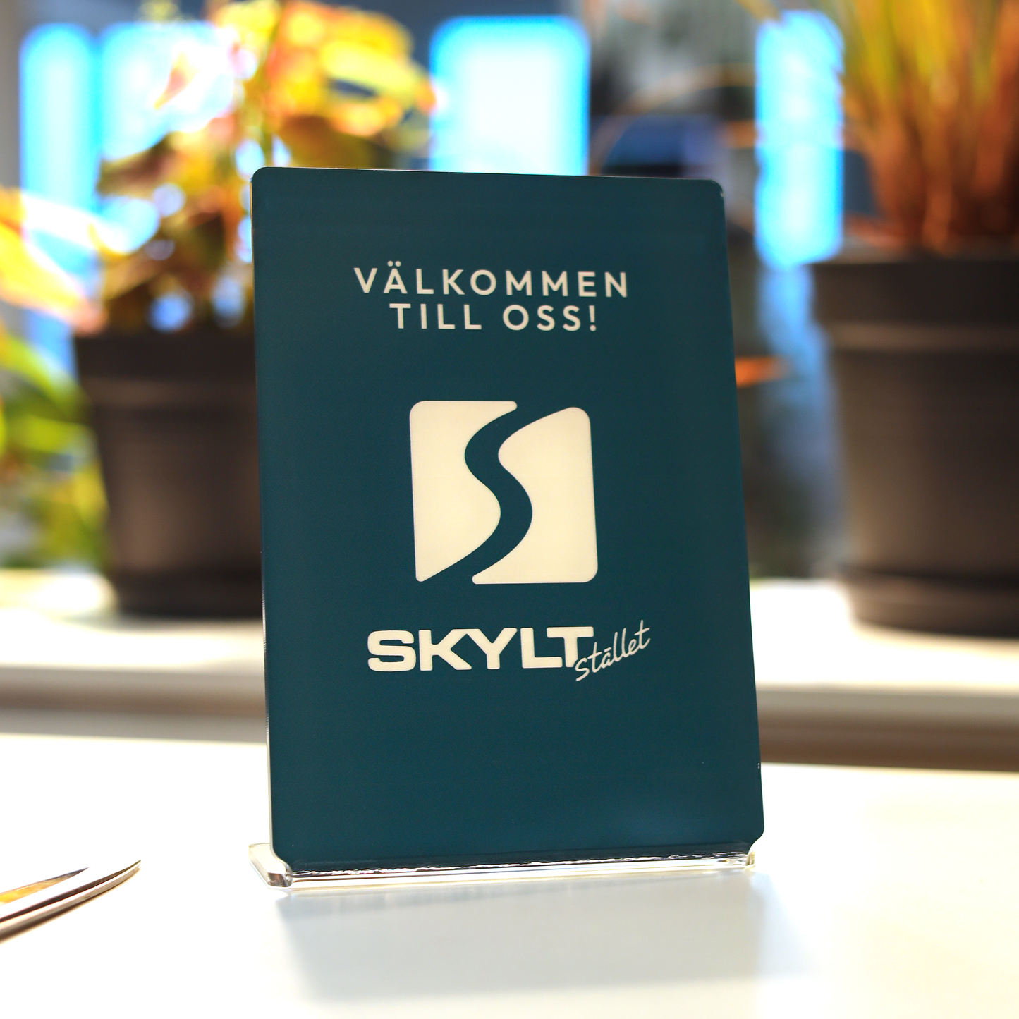 Akrylskylt | Text och logotyp