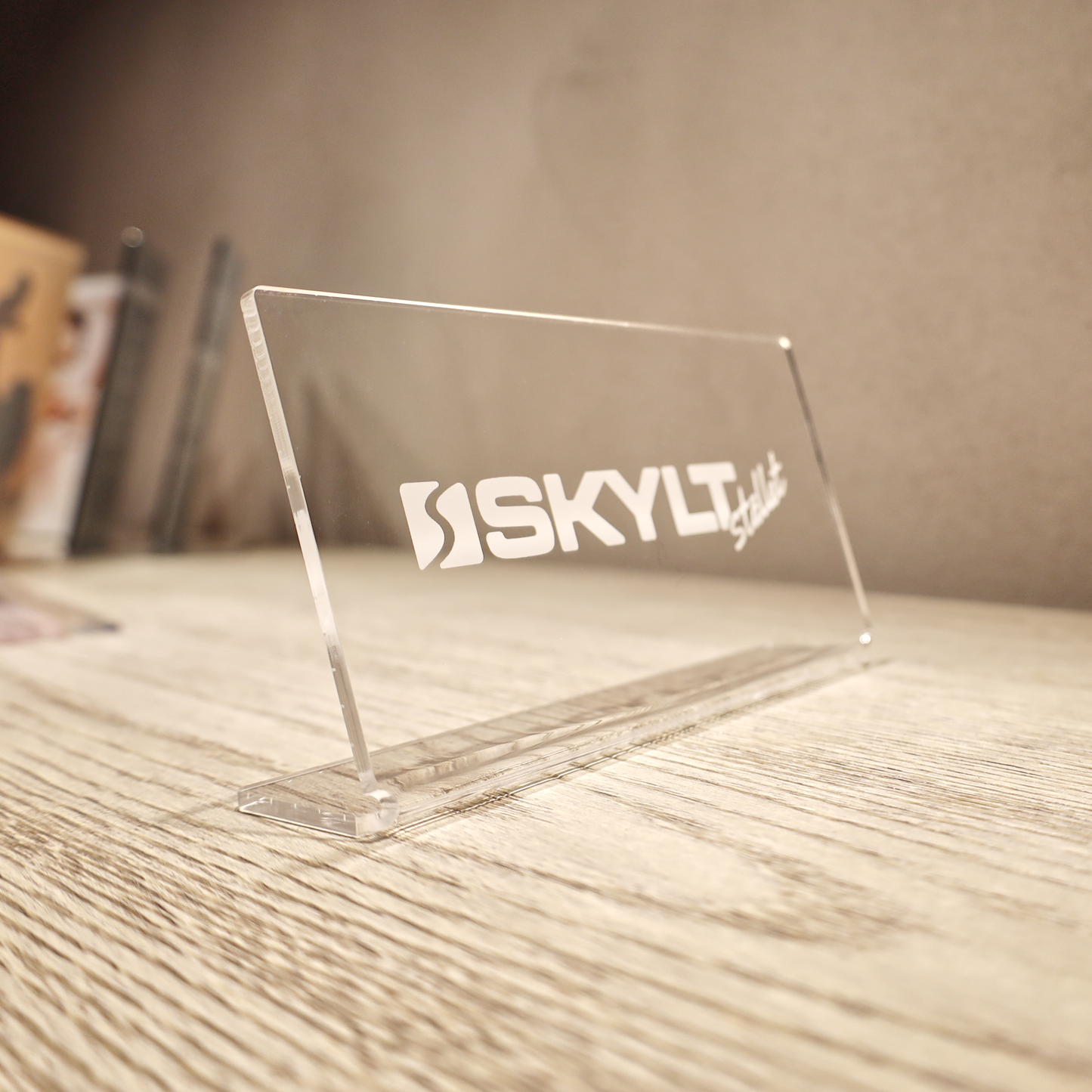 Bordsskylt i akryl - Egen logotyp